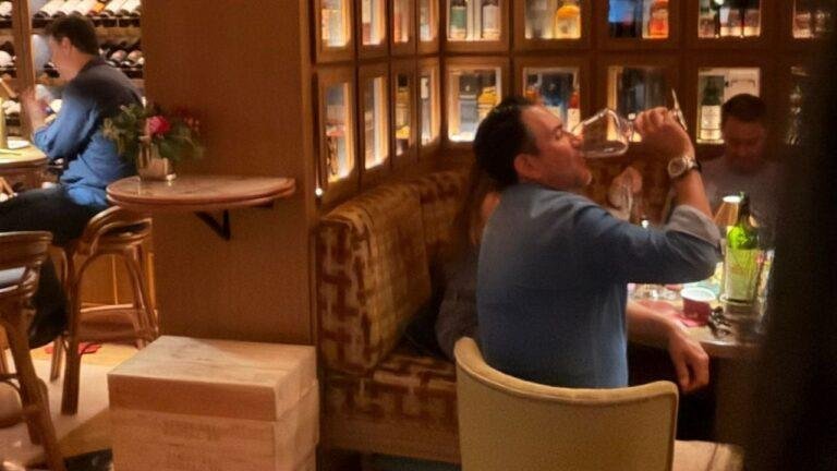 Exhiben a Miguel Ángel Yunes Márquez en bar de lujo en Madrid