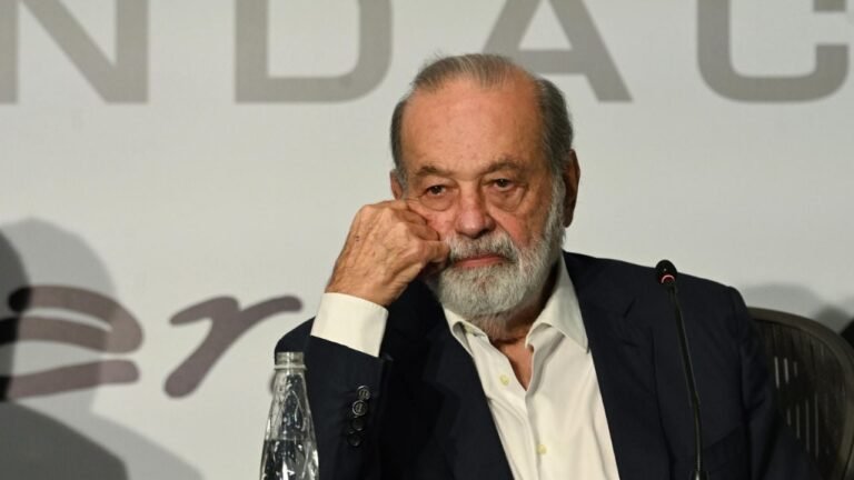 Autorización negada: Slim confronta a AMLO por TV de paga de Telmex