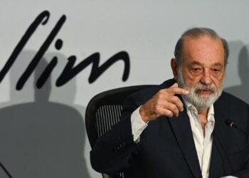 Carlos Slim desafía baja de Moody's y escala inversión en México