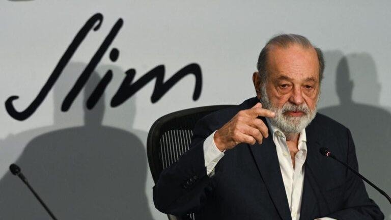 Carlos Slim desafía baja de Moody's y escala inversión en México