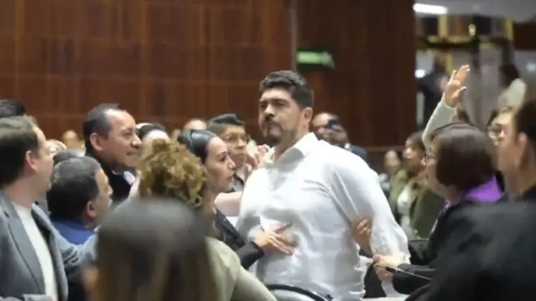Agitación legislativa: Morenista reta a golpes por ley de narcocandidaturas