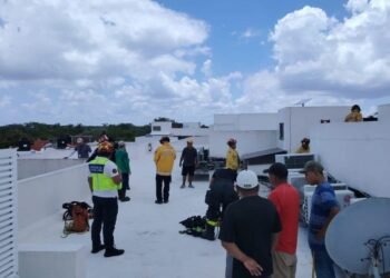 OTRO ESTÁ GRAVE: Muere trabajador al caer a fosa séptica en Playacar 2 OTRO ESTÁ GRAVE: Muere trabajador al caer a fosa séptica en Playacar