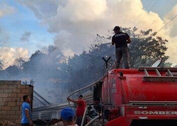 Arrasa incendio con carpintería en Felipe Carrillo Puerto