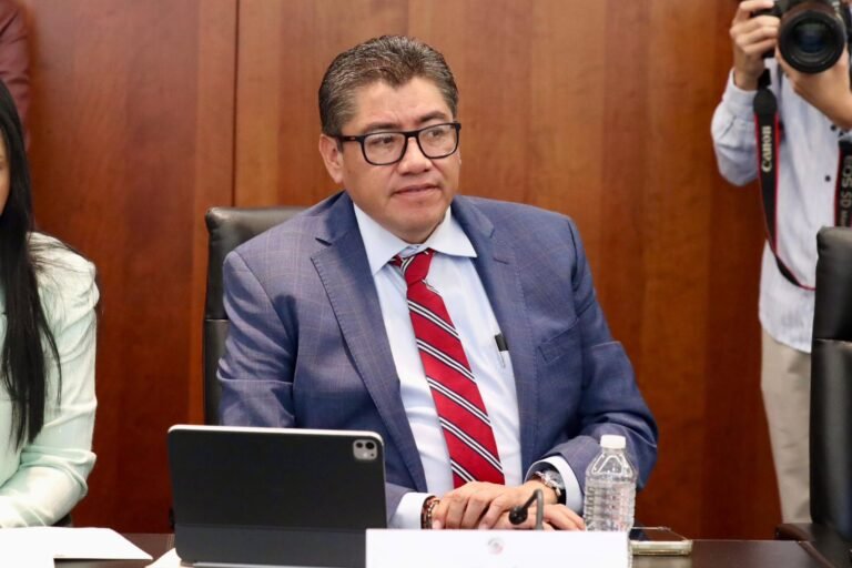 Monreal desafía veto por nepotismo: esperará cumbre con Montiel