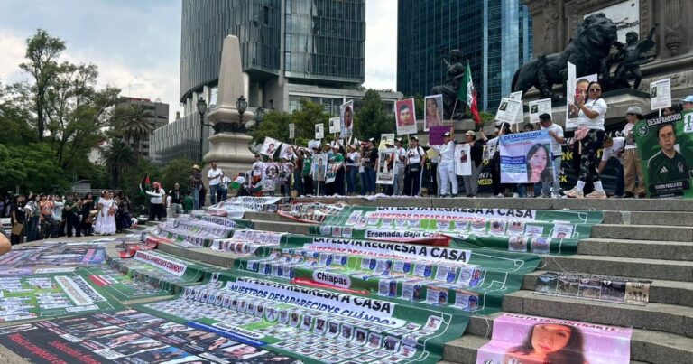 Madres buscadoras confrontan euforia mundialista en el Ángel