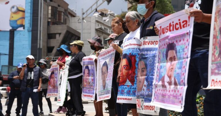 Blindaje en CDMX desata quiebre: padres de Ayotzinapa denuncian represión