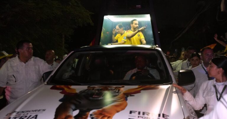 Espriella festeja victoria, Cepeda impugna 33 mil mesas en Colombia