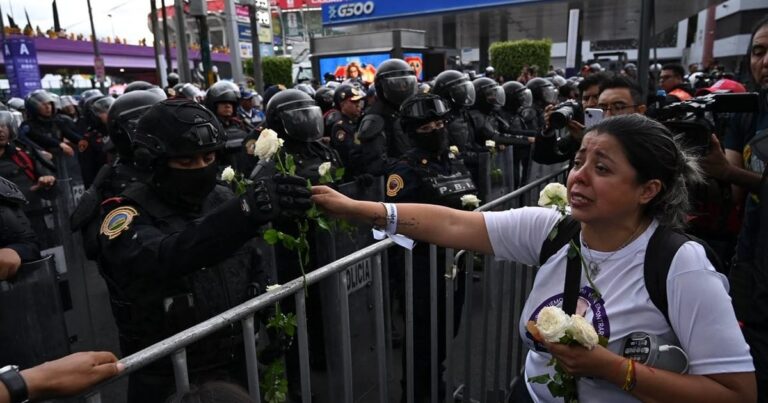 Madre buscadora confronta escudos policiales con rosas por desaparecidos