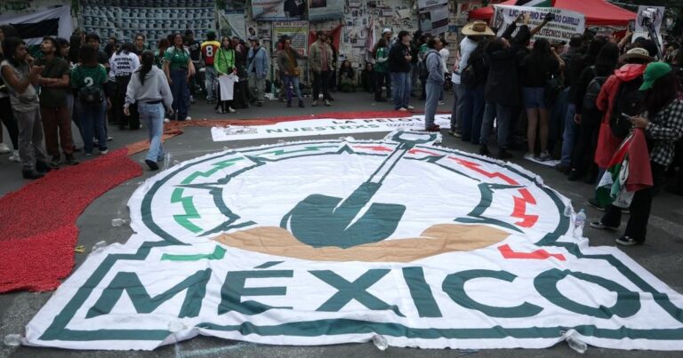 Fuerzas capitalinas reprimen protesta de colectivos por desaparecidos en Tlalpan