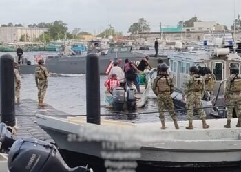 PESCA ILEGAL: Asegura Marina embarcación con equipo de buceo frente a Progreso