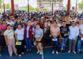 BECA RITA CETINA: Entregan más de mil tarjetas a estudiantes de Cancún