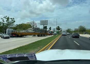 Caos vial en bulevar Colosio de Cancún por accidente de tráiler