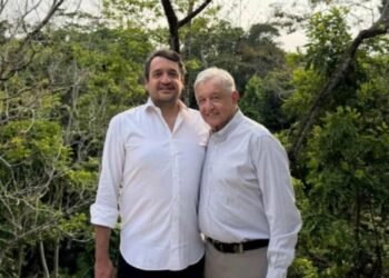 REAPARECE AMLO: Publica “Andy” foto con su padre en Palenque