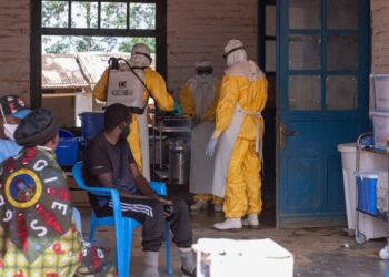 Contener el avance del ébola en el Congo desafía la violencia armada