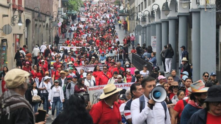Docentes toman Cuernavaca y exigen abrogar la Ley del ISSSTE de 2007