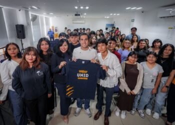 Se reúne «Gino» Segura con estudiantes de la UNID Cancún