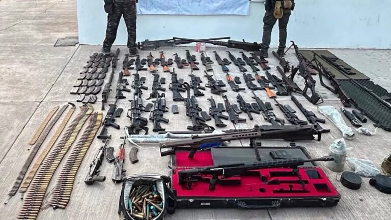 Incautan arsenal masivo de 50 armas en Badiraguato tras operativo de seguridad