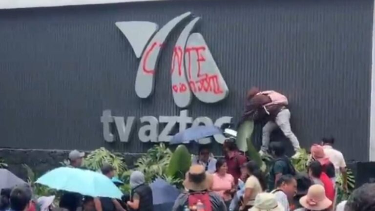 Maestros de la CNTE cercan TV Azteca en el Periférico Sur
