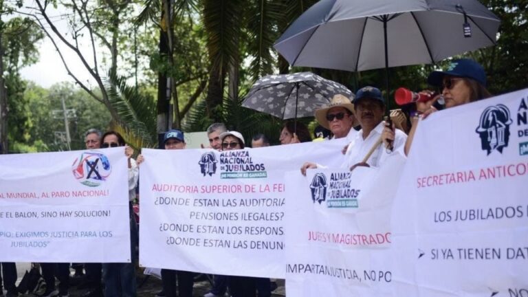 Protestas magisteriales y de jubilados marcan visita de Sheinbaum en Xalapa