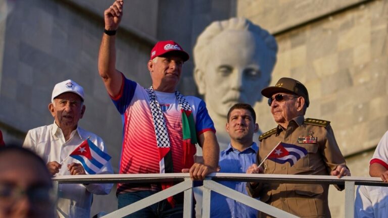 Reaparece Raúl Castro tras imputaciones estadounidenses en acto militar