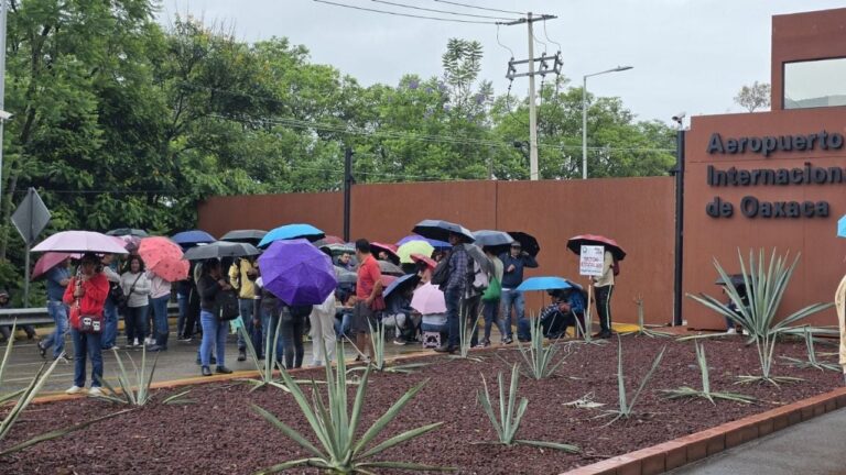 Sección 22 del SNTE-CNTE paraliza el Aeropuerto de Oaxaca y terminales clave