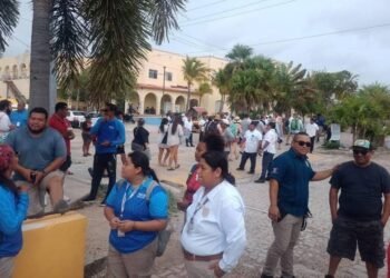 FALTA DE UTILIDADES: Trabajadores bloquean acceso al puerto de cruceros en Mahahual