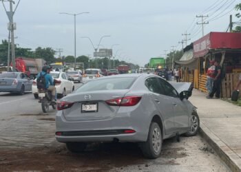 Termina prensado conductor tras chocar contra autobús en la Portillo