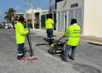 Refuerzan trabajos de bacheo en Isla Mujeres