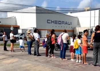 BLOQUEO EN ARCO VIAL: Madres exigen más personal para CAM en Cancún
