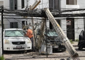 Derriba autobús de Autocar tres postes en el centro de Cancún