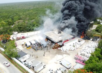 RIESGO EN TRES REYES: Combaten incendio en almacén de materiales sobre la López Portillo