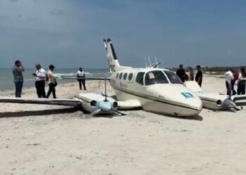 Avioneta que cubría ruta Ciudad de México-Cancún aterriza de emergencia en la playa