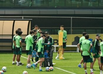 México finaliza ajustes tácticos contra Serbia previo a su debut