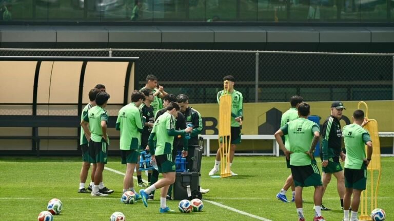 México finaliza ajustes tácticos contra Serbia previo a su debut