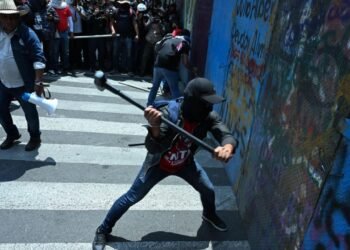 Maestros de la CNTE heridos tras choque en Zócalo; anuncian nuevo plantón