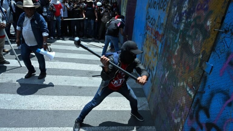 Maestros de la CNTE heridos tras choque en Zócalo; anuncian nuevo plantón