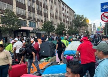 SEP y Segob confrontan provocadores en marcha CNTE; abren mesa 1 SEP y Segob confrontan provocadores en marcha CNTE; abren mesa