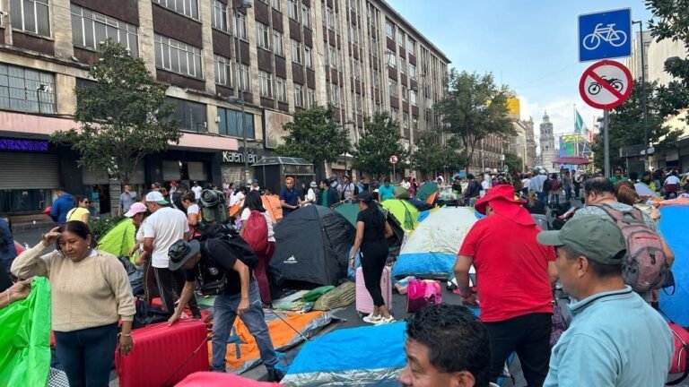 SEP y Segob confrontan provocadores en marcha CNTE; abren mesa