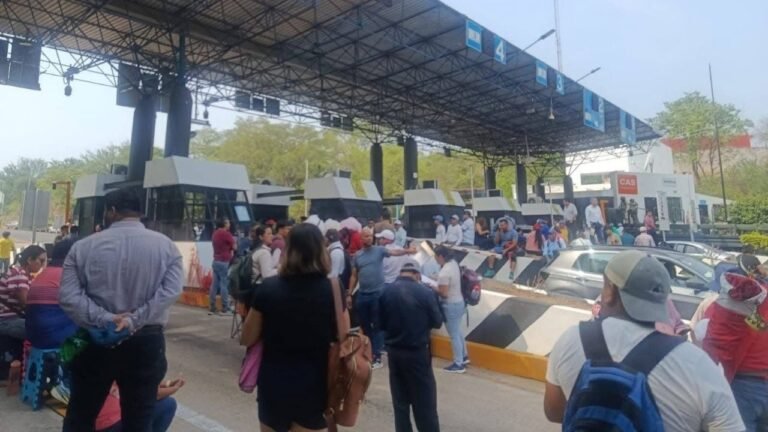 Magisterio disidente escala presión en Chiapas con toma de peajes