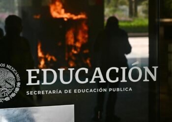 Colapso en SEP: encapuchados asaltan sede y dejan policías lesionados