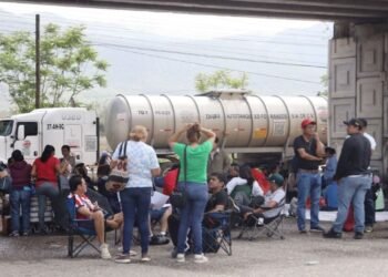 Colapso logístico: maestros escalan presión bloqueando Pemex y aeropuerto