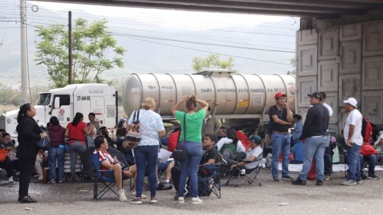 Colapso logístico: maestros escalan presión bloqueando Pemex y aeropuerto