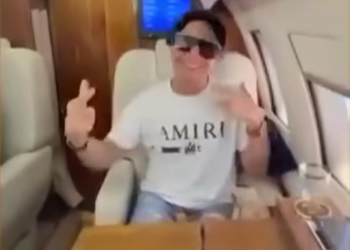 CON CORRIDO TUMBADO: Presume regidor de Morena viaje en vuelo privado