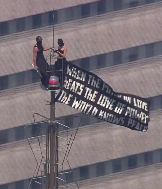 Arrestan escaladores del Empire State tras desafío romántico en antena