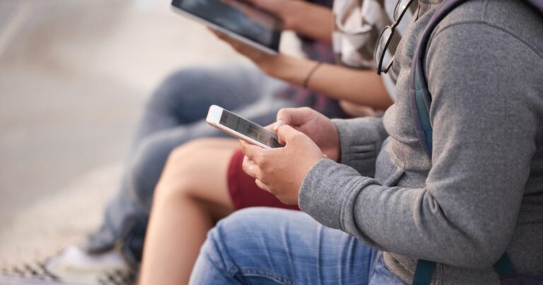 Regulan el uso de redes sociales para menores en México y el mundo