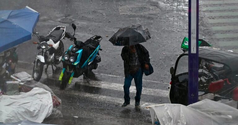 Monzón mexicano activa alertas por lluvias intensas y fuertes vientos