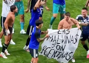 Reino Unido exige a la FIFA investigar a Argentina por pancarta política