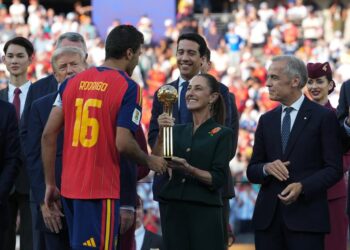 Claudia Sheinbaum entrega el Balón de Oro a Rodri en la final del mundial 2026