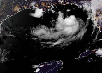 Bertha escala en el golfo de México mientras Fausto asciende a huracán