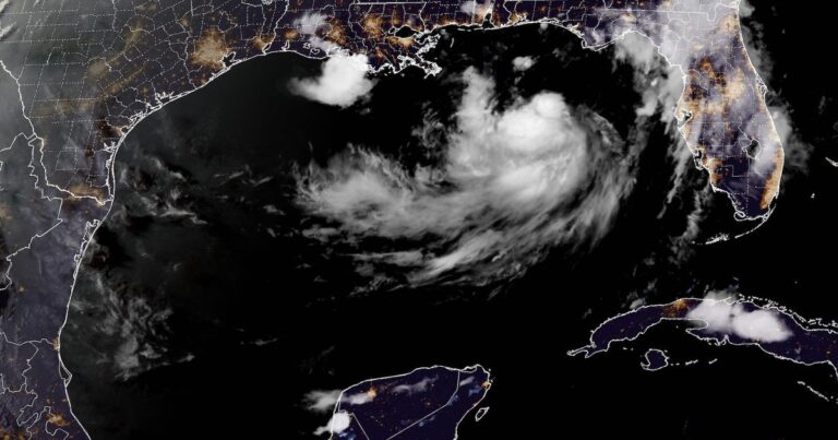 Bertha escala en el golfo de México mientras Fausto asciende a huracán